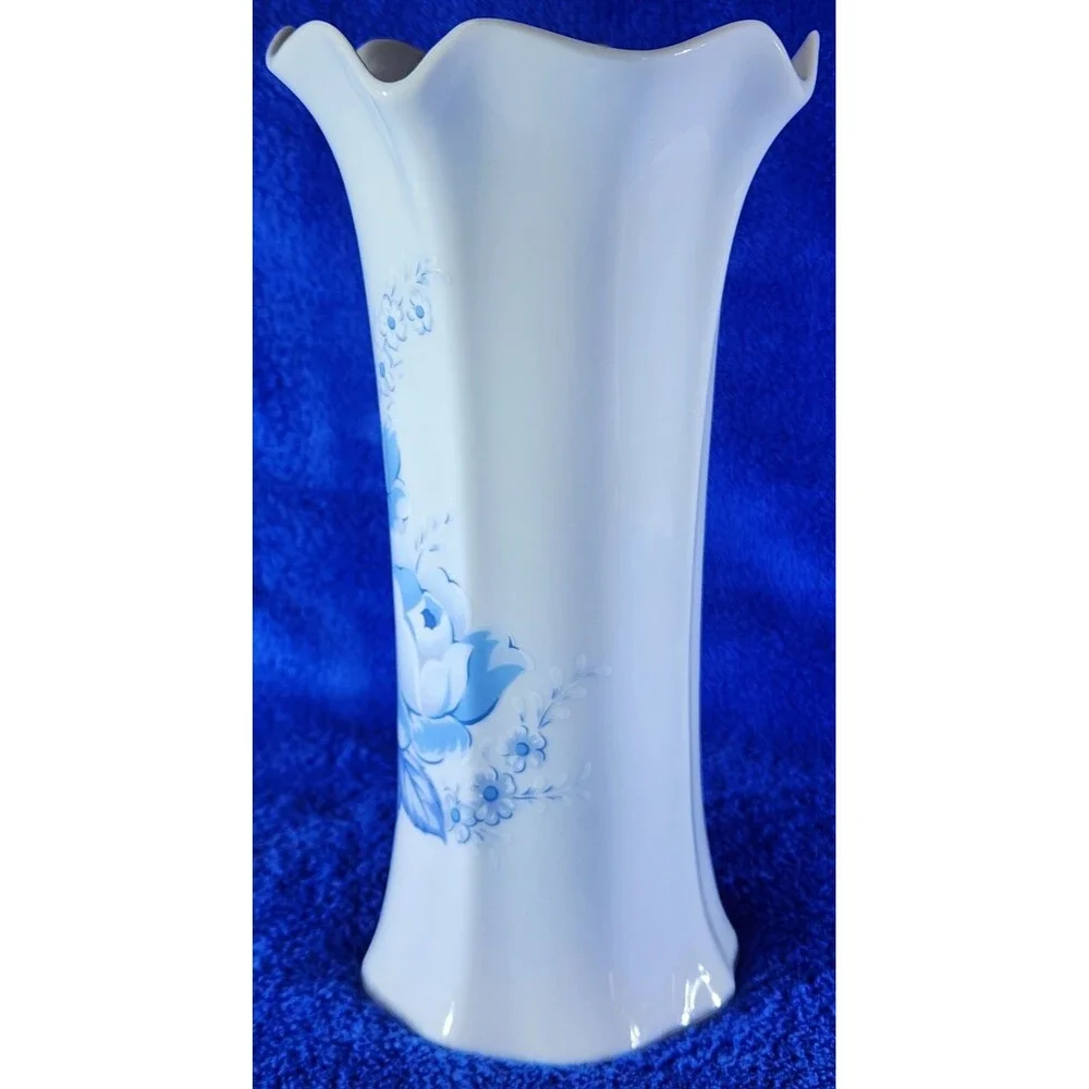 Beautiful Vintage 10.5 inches Seizan Vase with Blue and White Flowers